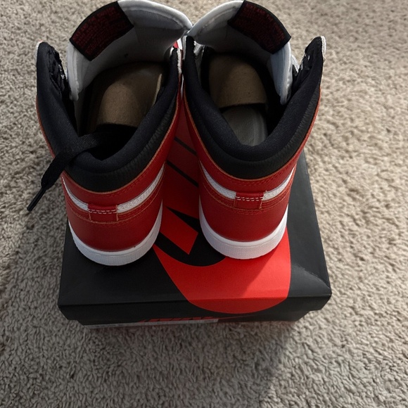 New Air Jordan 1 Retro High OG GS Colorway: White / Universit - Picture 3 of 4